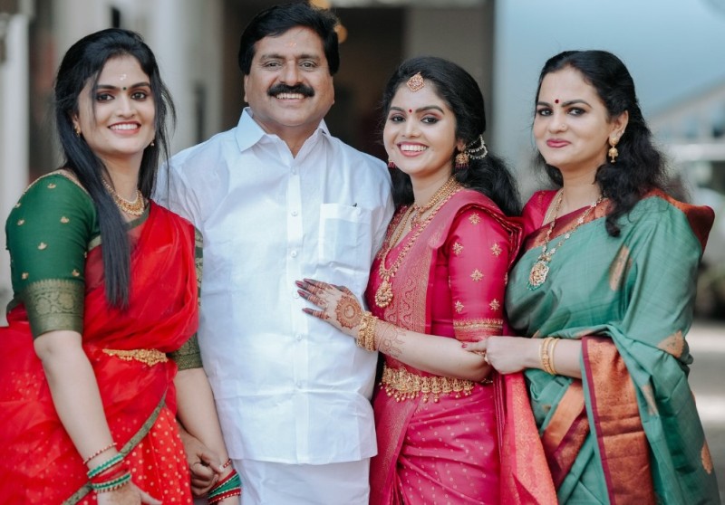 V. S. Sivakumar with his daughters and wife