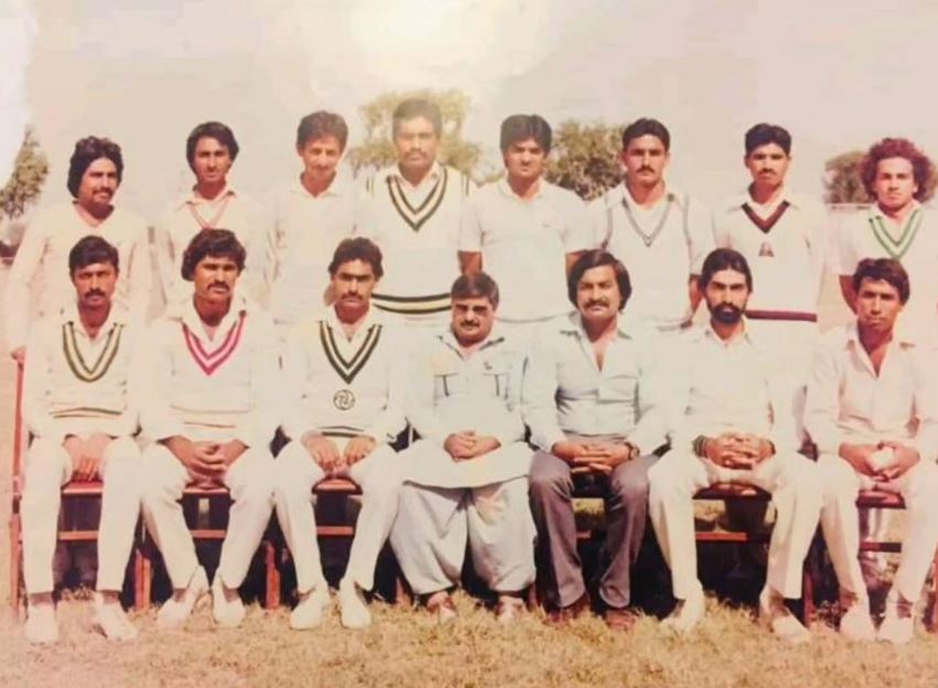 Chahat Fateh Ali Khan with First Class Cricket Team