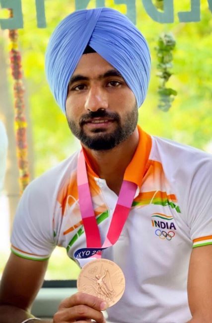 Gurjant Singh holding Summer Olympics bronze medal