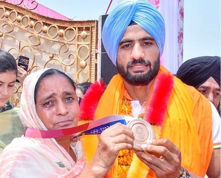 Gurjant Singh with his mother, Sukhjinder Kaur