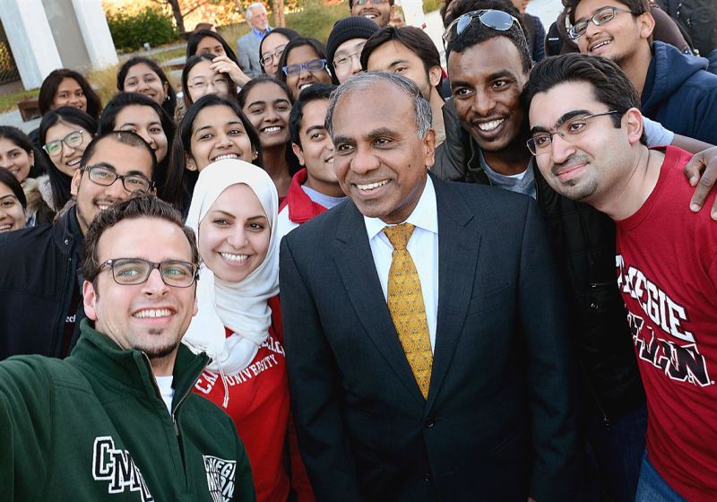 Subra Suresh with students of the Carnegie Mellon University